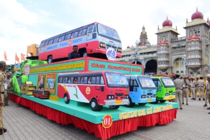 750 ಕೆಜಿ ಚಿನ್ನದ ಅಂಬಾರಿ ಹೊತ್ತು ರಾಜನಡಿಗೆಯಲ್ಲಿ ರಾಜಬೀದಿಯಲ್ಲಿ ಸಾಗಿದ ಅಭಿಮನ್ಯು ರಾಜವೈಭವದಿಂದ ನಡೆದ ದಸರಾ ಜಂಬೂಸವಾರಿ