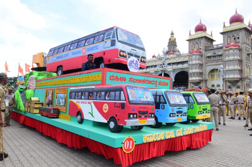 750 ಕೆಜಿ ಚಿನ್ನದ ಅಂಬಾರಿ ಹೊತ್ತು ರಾಜನಡಿಗೆಯಲ್ಲಿ ರಾಜಬೀದಿಯಲ್ಲಿ ಸಾಗಿದ ಅಭಿಮನ್ಯು ರಾಜವೈಭವದಿಂದ ನಡೆದ ದಸರಾ ಜಂಬೂಸವಾರಿ 750 ಕೆಜಿ ಚಿನ್ನದ ಅಂಬಾರಿ ಹೊತ್ತು ರಾಜನಡಿಗೆಯಲ್ಲಿ ರಾಜಬೀದಿಯಲ್ಲಿ ಸಾಗಿದ ಅಭಿಮನ್ಯು ರಾಜವೈಭವದಿಂದ ನಡೆದ ದಸರಾ ಜಂಬೂಸವಾರಿ