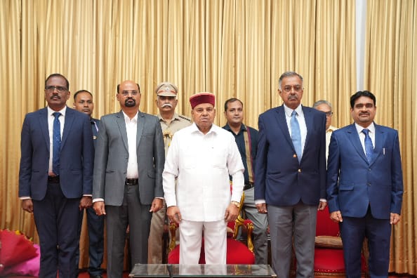 ವೆಂಕಟಸಿಂಗ್, ವಾಳ್ವೇಕರ್, ವಿನ್ಸೆೆಂಟ್ ಡಿಸೋಜಾ ಅವರಿಗೆ ರಾಜ್ಯಪಾಲರಿಂದ ಪ್ರಮಾಣ ಬೋಧನೆ ಪ್ರಮಾಣವಚನ ಸ್ವೀಕರಿಸಿದ ನೂತನ ಮೂವರು ಮಾಹಿತಿ ಆಯುಕ್ತರು ವೆಂಕಟಸಿಂಗ್, ವಾಳ್ವೇಕರ್, ವಿನ್ಸೆೆಂಟ್ ಡಿಸೋಜಾ ಅವರಿಗೆ ರಾಜ್ಯಪಾಲರಿಂದ ಪ್ರಮಾಣ ಬೋಧನೆ ಪ್ರಮಾಣವಚನ ಸ್ವೀಕರಿಸಿದ ನೂತನ ಮೂವರು ಮಾಹಿತಿ ಆಯುಕ್ತರು