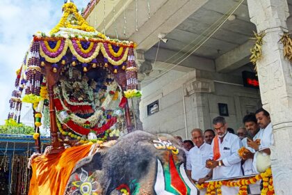 ಹೀರಾ ಸಿದ್ದರಾಮೇಶ್ವರ ಮಠ ಜಂಬೂ ಸವಾರಿಗೆ ಪೂಜೆ  ಪ್ರಸಾದ ನಿಲಯಕ್ಕೆೆ 25ಲಕ್ಷ ರೂ- ಸಚಿವ ಭೋಸರಾಜು ಘೋಷಣೆ