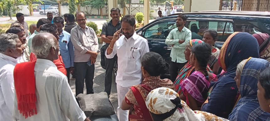 * ಎಂಎಲ್ಸಿ ವಸಂತಕುಮಾರ ಭೇಟಿಯಾದ ಕುರ್ಡಿ ರೈತರು ಸರ್ಕಾರಿ ಜಮೀನು ಉಳುವವರ ಒಕ್ಕಲೆಬ್ಬಿಿಸದಂತೆ ಒತ್ತಾಾಯ * ಎಂಎಲ್ಸಿ ವಸಂತಕುಮಾರ ಭೇಟಿಯಾದ ಕುರ್ಡಿ ರೈತರು ಸರ್ಕಾರಿ ಜಮೀನು ಉಳುವವರ ಒಕ್ಕಲೆಬ್ಬಿಿಸದಂತೆ ಒತ್ತಾಾಯ