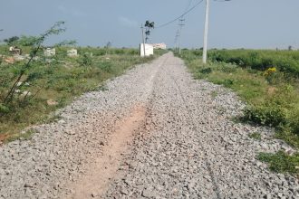 ಇನ್ನು ಎಷ್ಟು ದಿನ ಜಲ್ಲಿ ಕಲ್ಲು ಮೇಲೆ ನಡಿಗೆ ವಿದ್ಯಾಾರ್ಥಿಗಳ ಗೋಳು ಕೇಳುವ ಅಧಿಕಾರಿಗಳು ಎಲ್ಲಿದ್ದೀರಪ್ಪಾಾ!