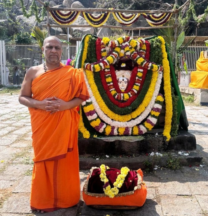 ಆನೆಗುಂದಿ ನವವೃಂದಾವನ  ನಗಡ್ಡೆೆಯಲ್ಲಿ ನೂರಾರು ಭಕ್ತರ ಮಧ್ಯೆೆ  ಮಂತ್ರಾಾಲಯ ಮಠದಿಂದ ಶ್ರೀ ಪದ್ಮನಾಭತೀರ್ಥರ ಪೂರ್ವಾರಾಧನೆ