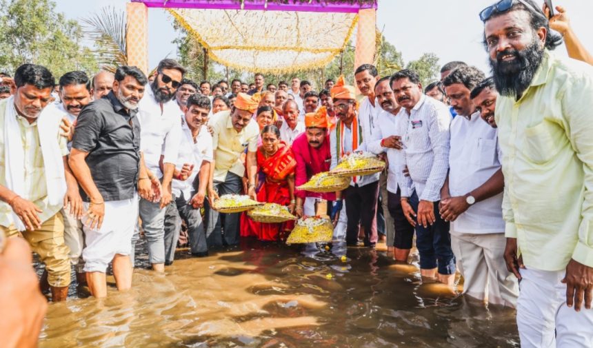 ಚಿವರಿಂದ ಕನಕಗಿರಿ ಶ್ರೀಲಕ್ಷ್ಮೀದೇವಿ ಕೆರೆಗೆ ಬಾಗಿನ ಸಮರ್ಪಣೆ  ಕೆರೆಗಳಿಗೆ ನೀರು ತುಂಬಿಸುವ ಯೋಜನೆಯಿಂದ ತೋಟಗಾರಿಕೆ ಬೆಳೆಗಳಿಗೆ ಉತ್ತೇಜನ-ತಂಗಡಗಿ