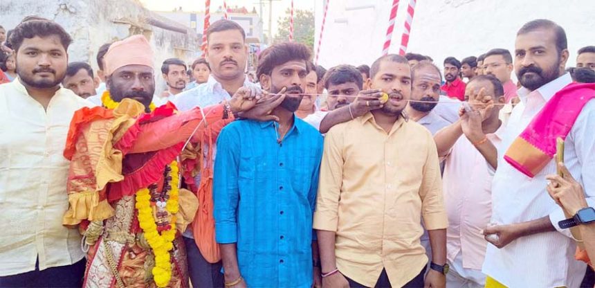 ಹುಸಿ ಚೆಂಡಿನ ಹೊಡೆದಾಟ ಬಲು ಜೋರು ಜಾತ್ರಾಮಹೋತ್ಸವಕ್ಕೆ ತೆರೆ