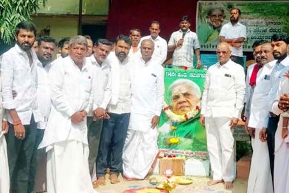 ಶತಾಯುಷಿ ಪದ್ಮ ಶ್ರೀಪುರಸ್ಕೃತೆ ಸಾಲುಮರದ ತಿಮ್ಮಕ್ಕ ಅವರಗೆ ಭಾವಪೂರ್ಣ ಶ್ರದ್ಧಾಾಂಜಲಿ ಜನತೆಗೆ ಪರಿಸರ ಪ್ರಜ್ಞೆ ಮೂಡಿಸಿದ್ದು ಸಾಲುಮರದ ತಿಮ್ಮಕ್ಕ – ಮಾಜಿ ಶಾಸಕ ಪ್ರತಾಪಗೌಡ ಪಾಟೀಲ್