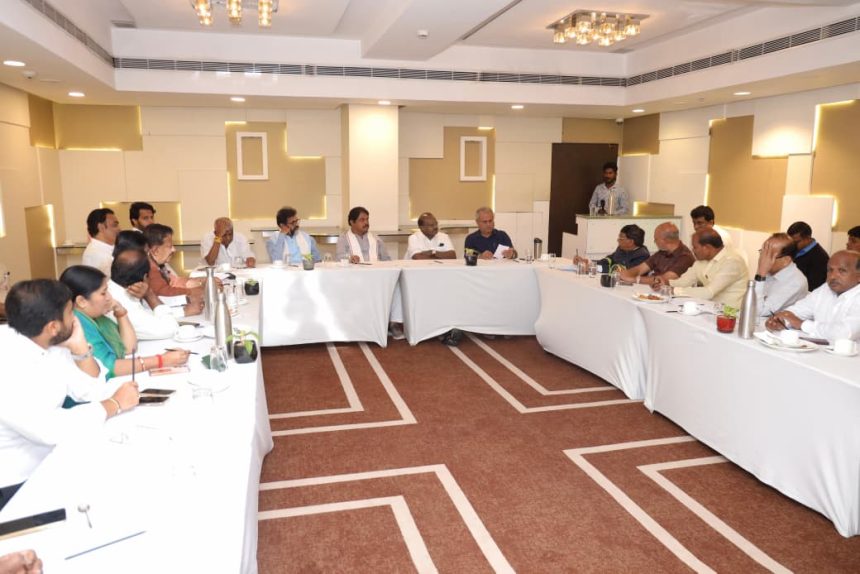 ಬೆಳಗಾವಿಯಲ್ಲಿ ಅಧಿವೇಶನ 20 ದಿನವಾದರೂ ನಡೆಸಲು ಆರ್. ಅಶೋಕ್ ಆಗ್ರಹ  ಒಗ್ಗಟ್ಟಾಾಗಿ ಹೋರಾಡಲು ಬಿಜೆಪಿ -ಜೆಡಿಎಸ್ ನಿರ್ಧಾರ