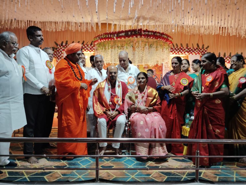 * ಕಾರ್ತಿಕ ದೀಪೋತ್ಸವ * ಮಾಹಿತಿ ಆಯುಕ್ತ ವೆಂಕಟಸಿಂಗ್‌ಗೆ ಸನ್ಮಾಾನ ಮಠ ಮಾನ್ಯಗಳ ಅಭಿವೃದ್ದಿಗೆ ಭಕ್ತರ ಕೊಡುಗೆ ಅಪಾರ-ರಾಚೋಟಿ ಶ್ರೀ