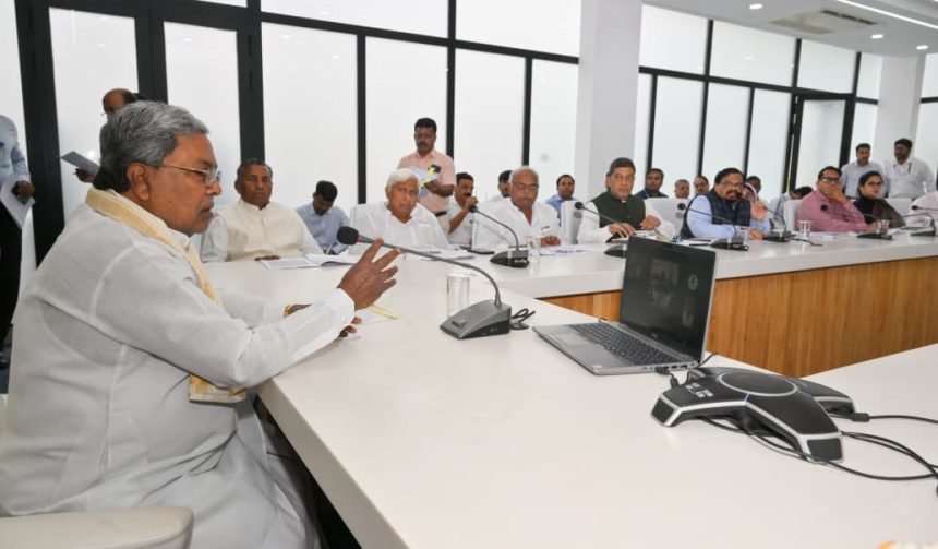 ಕೇಂದ್ರ ಮೆಕ್ಕೆೆಜೋಳ ಆಮದು ನಿಲ್ಲಿಸಬೇಕು: ಮುಖ್ಯಮಂತ್ರಿಿ ಸಿದ್ದರಾಮಯ್ಯ ಆಗ್ರಹ 10 ಲಕ್ಷ ಮೆಟ್ರಿಿಕ್ ಟನ್ ಮೆಕ್ಕೆೆಜೋಳ ಖರೀದಿಸಲು ನಿರ್ಧಾರ