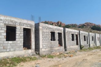 ಅರಕ್ಕೇರದ ಮೂರಕ್ಕಿಿಳಿಯದ ಮನೆ ನಿರ್ಮಾಣ * 196 ಮನೆಗಳಲ್ಲಿ 42 ಪೂರ್ಣ, ಉಳಿದವು ಅಪೂರ್ಣ ದೇವದಾಸಿ ಮುಕ್ತ ಮಹಿಳೆಯರ ಪುನರ್ ವಸತಿಗೆ  ಗ್ರಹಣ