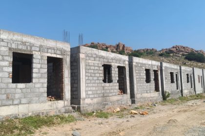 ಅರಕ್ಕೇರದ ಮೂರಕ್ಕಿಿಳಿಯದ ಮನೆ ನಿರ್ಮಾಣ * 196 ಮನೆಗಳಲ್ಲಿ 42 ಪೂರ್ಣ, ಉಳಿದವು ಅಪೂರ್ಣ ದೇವದಾಸಿ ಮುಕ್ತ ಮಹಿಳೆಯರ ಪುನರ್ ವಸತಿಗೆ  ಗ್ರಹಣ