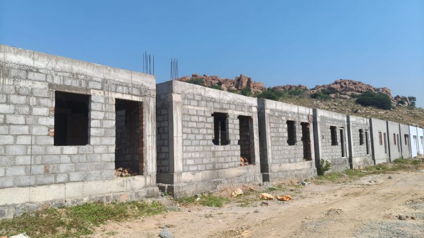 ಅರಕ್ಕೇರದ ಮೂರಕ್ಕಿಿಳಿಯದ ಮನೆ ನಿರ್ಮಾಣ * 196 ಮನೆಗಳಲ್ಲಿ 42 ಪೂರ್ಣ, ಉಳಿದವು ಅಪೂರ್ಣ ದೇವದಾಸಿ ಮುಕ್ತ ಮಹಿಳೆಯರ ಪುನರ್ ವಸತಿಗೆ  ಗ್ರಹಣ