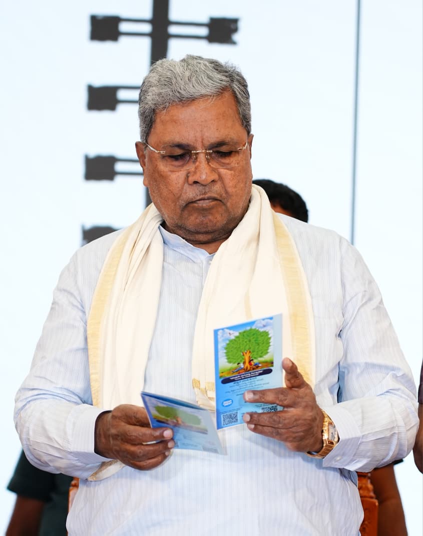 ವಿಧಾನಸೌಧದ ಬ್ಯಾಾಂಕ್ವೆೆಟ್ ಹಾಲ್‌ನಲ್ಲಿ ಸಿಎಂ ಸಿದ್ದರಾಮಯ್ಯರಿಂದ ಲೋಕಾರ್ಪಣೆ  ಡಿಸಿಎಂ ಡಿಕೆಶಿ ರಚಿತ ನೀರಿನ ಹೆಜ್ಜೆೆ ಕೃತಿ ಬಿಡುಗಡೆ