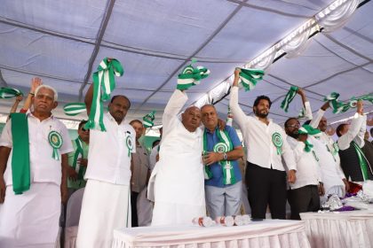 ಜೆಡಿಎಸ್ ಬೆಳ್ಳಿಿ ಹಬ್ಬದಲ್ಲಿ ಕೇಂದ್ರ ಸಚಿವ ಎಚ್.ಡಿ. ಕುಮಾರಸ್ವಾಾಮಿ ಭವಿಷ್ಯ  ರಾಜ್ಯ ರಾಜಕಾರಣದಲ್ಲಿ ಕೆಲ ದಿನಗಳಲ್ಲೇ ಸ್ಫೋೋಟಕ ಬೆಳವಣಿಗೆ