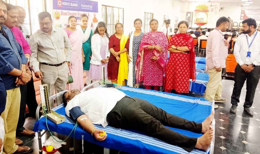 ಮಾನ್ವಿ : ಕಲ್ಮಠ ಶ್ರೀಗಳ ಜನ್ಮದಿನದ ಅಂಗವಾಗಿ ರಕ್ತದಾನ ಶಿಬಿರ