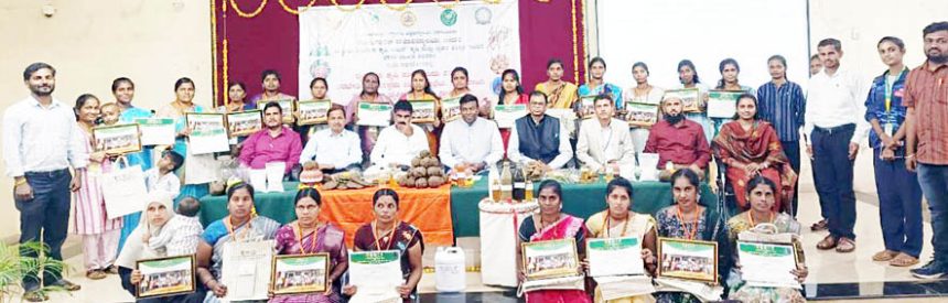 ನೈಸರ್ಗಿಕ ಕೃಷಿ ತರಬೇತಿ ಸಮಾರೋಪ ಮಣ್ಣಿನ ಲವತ್ತತೆ ಸಂರಕ್ಷಿಸಲು ರೈತರಿಗೆ ಸಲಹೆ