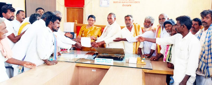 ಪಡಿತರ ವಿತರಣೆಯಲ್ಲಿ ತಾರತಮ್ಯ ; ಪ್ರತ್ಯೇಕ ನ್ಯಾಾಯಬೆಲೆ ಅಂಗಡಿ ಸ್ಥಾಪನೆಗೆ ಮನವಿ