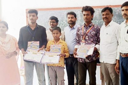 ಮಲದಕಲ್ ಗೆಳೆಯರ ಬಳಗ ಜ್ಞಾನವೃಕ್ಷ ಟ್ರ್ಟ್ ದೇವದುರ್ಗದ ವಿನೂತನ ಕಾರ್ಯಕ್ರಮ ಸಹಾಯಕ ಪ್ರಾಧ್ಯಾಪಕರಾದ ಡಾ.ಮಾರುತಿಕುಮಾರ ಮಲದಕಲ್ ರವರ ಸಾರಥ್ಯ ಗಮನ ಸೆಳೆಯುತ್ತಿರುವ ಸಂವಿಧಾನ ಅರಿವು ಅಭಿಯಾನ