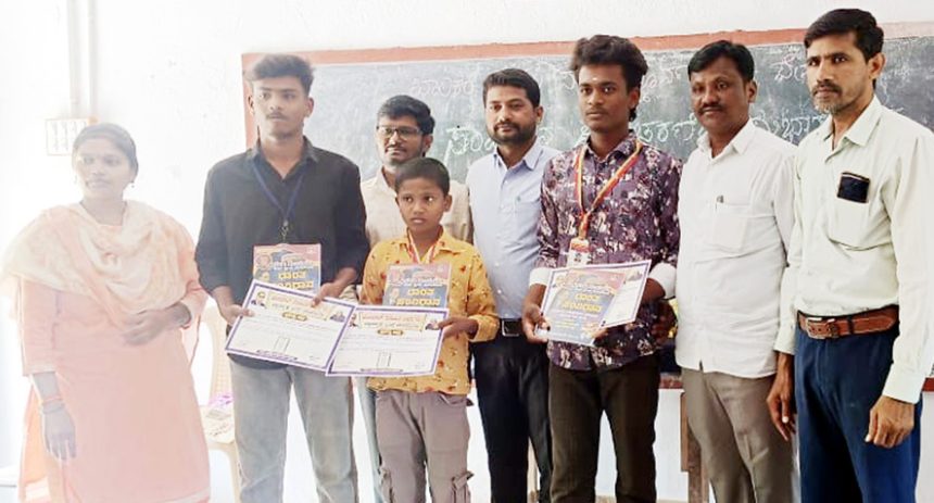 ಮಲದಕಲ್ ಗೆಳೆಯರ ಬಳಗ ಜ್ಞಾನವೃಕ್ಷ ಟ್ರ್ಟ್ ದೇವದುರ್ಗದ ವಿನೂತನ ಕಾರ್ಯಕ್ರಮ ಸಹಾಯಕ ಪ್ರಾಧ್ಯಾಪಕರಾದ ಡಾ.ಮಾರುತಿಕುಮಾರ ಮಲದಕಲ್ ರವರ ಸಾರಥ್ಯ ಗಮನ ಸೆಳೆಯುತ್ತಿರುವ ಸಂವಿಧಾನ ಅರಿವು ಅಭಿಯಾನ