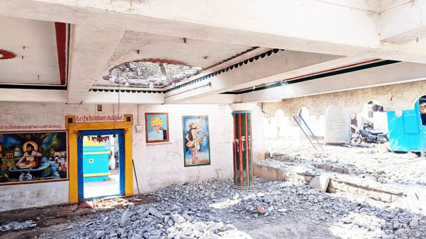 ದೇವಸ್ಥಾಾನ ಚಾವಣಿ ತೆರವು