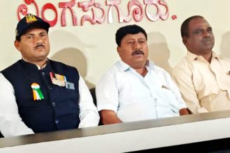 ಪತ್ರಿಕಾಗೋಷ್ಠಿಯಲ್ಲಿ ಶಟ್ಟೆಪ್ಪ ಮಾತನಾಡುತ್ತಿರುವುದು ನ.30 ರಂದು ಗೋರ್ ನೌಕರರ ಸಂಘದಿಂದ ಜಿಲ್ಲಾಮಟ್ಟದ ಪ್ರತಿಭಾ ಪುರಸ್ಕಾರ