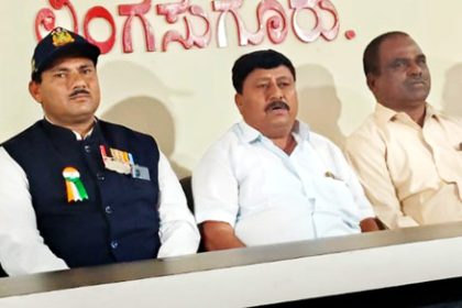 ಪತ್ರಿಕಾಗೋಷ್ಠಿಯಲ್ಲಿ ಶಟ್ಟೆಪ್ಪ ಮಾತನಾಡುತ್ತಿರುವುದು ನ.30 ರಂದು ಗೋರ್ ನೌಕರರ ಸಂಘದಿಂದ ಜಿಲ್ಲಾಮಟ್ಟದ ಪ್ರತಿಭಾ ಪುರಸ್ಕಾರ