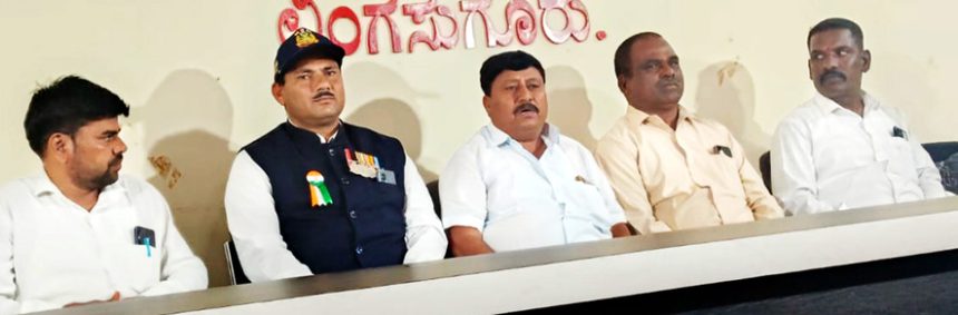 ಪತ್ರಿಕಾಗೋಷ್ಠಿಯಲ್ಲಿ ಶಟ್ಟೆಪ್ಪ ಮಾತನಾಡುತ್ತಿರುವುದು ನ.30 ರಂದು ಗೋರ್ ನೌಕರರ ಸಂಘದಿಂದ ಜಿಲ್ಲಾಮಟ್ಟದ ಪ್ರತಿಭಾ ಪುರಸ್ಕಾರ