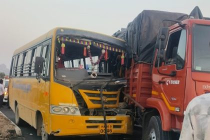 ಮಾನ್ವಿಿ: ಟ್ರಕ್‌ಗೆ  ಶಾಲಾ ವಾಹನ ಢಿಕ್ಕಿಿ-8 ವಿದ್ಯಾಾರ್ಥಿಗಳಿಗೆ ಗಾಯ