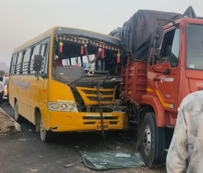 ಮಾನ್ವಿಿ: ಟ್ರಕ್‌ಗೆ  ಶಾಲಾ ವಾಹನ ಢಿಕ್ಕಿಿ-8 ವಿದ್ಯಾಾರ್ಥಿಗಳಿಗೆ ಗಾಯ