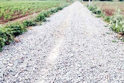 ಇನ್ನು ಎಷ್ಟು ದಿನ ಜಲ್ಲಿ ಕಲ್ಲು ಮೇಲೆ ನಡಿಗೆ ವಿದ್ಯಾರ್ಥಿಗಳ ಗೋಳು ಕೇಳುವ ಅಧಿಕಾರಿಗಳು ಎಲ್ಲಿದ್ದೀರಪ್ಪಾ!