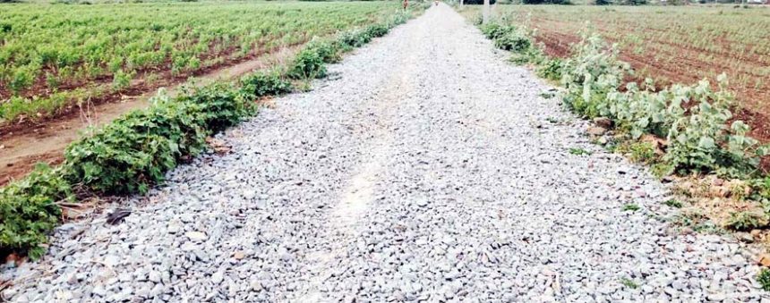 ಇನ್ನು ಎಷ್ಟು ದಿನ ಜಲ್ಲಿ ಕಲ್ಲು ಮೇಲೆ ನಡಿಗೆ ವಿದ್ಯಾರ್ಥಿಗಳ ಗೋಳು ಕೇಳುವ ಅಧಿಕಾರಿಗಳು ಎಲ್ಲಿದ್ದೀರಪ್ಪಾ!