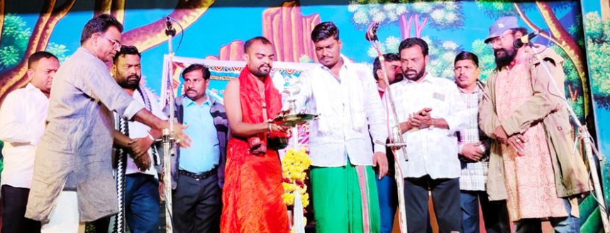 ದೇವಸೂಗೂರು : ಬಣ್ಣದ ಜಗತ್ತಿಿನಲ್ಲಿ ಹೆಣ್ಣಿನ ಸ್ಥಾನ ನಾಟಕ ಪ್ರದರ್ಶನ