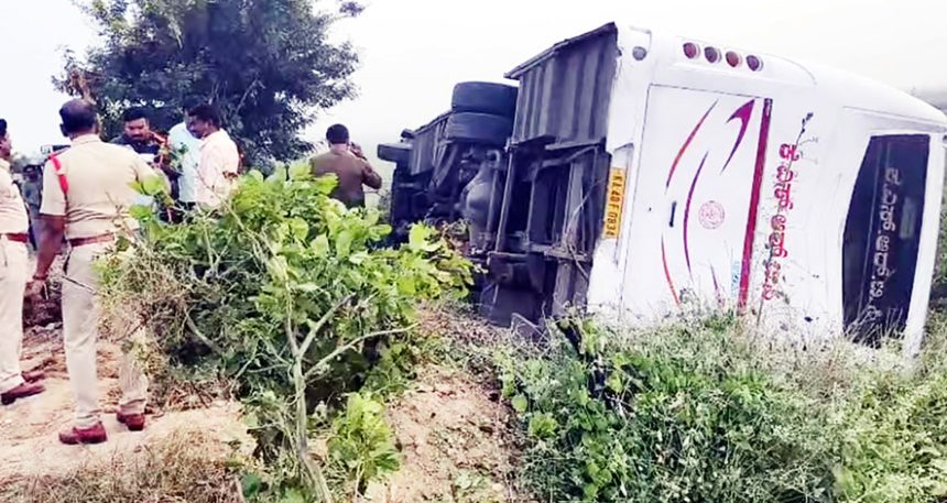 ಸ್ಲೀಪರ್ ಬಸ್ ಪಲ್ಟಿ, ಪ್ರಯಾಣಿಕರಿಗೆ ಗಾಯ