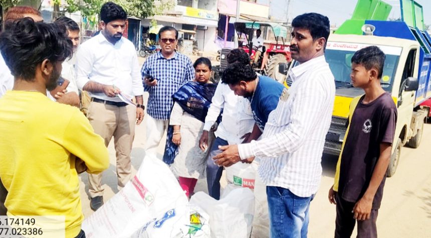 ಸಿರವಾರ: ಪಟ್ಟಣ ಪಂಚಾಯತಿ ಅಧಿಕಾರಿಗಳ ದಾಳಿ, ಪ್ಲಾಸ್ಟಿಕ್ ವಶ