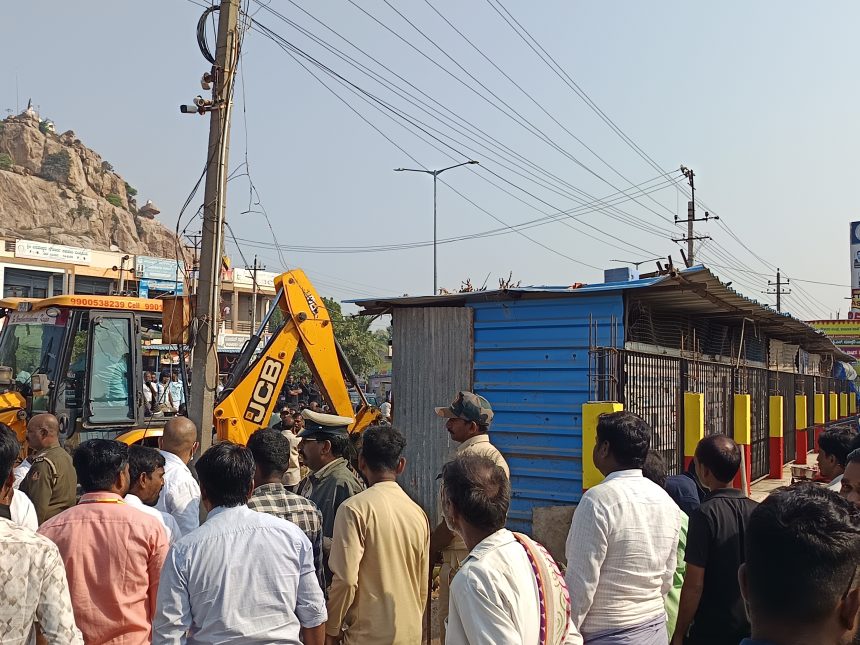 ಸಿರವಾರ: ಪುಟ್‌ಪಾತ್ ತೆರವು , ಅಂಗಡಿ -ಮುಂಗಟ್ಟುಗಳ ಮಾಲೀಕರ ಪರದಾಟ