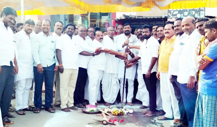 ಆಶೋಕ ಸ್ಥಂಭ ನಿರ್ಮಾಣ : ಭೂಮಿ ಪೂಜೆ ನೆರವೇರಿಸಿದ ಶಾಸಕ ಆರ್ ಬಸನಗೌಡ
