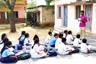 ಬಯಲಿನಲ್ಲಿ ಪಾಠ ಕೇಳುವ ಅನಿವಾರ್ಯತೆ