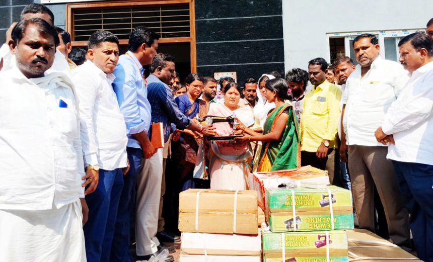 ಸರಕಾರದ ಹಲವು ಯೋಜನೆಗಳು ಮಹಿಳೆಯರು ಸದ್ಬಳಕೆ ಮಾಡಿಕೊಳ್ಳಿ ಹೊಲಿಗೆ ಯಂತ್ರಗಳಿಂದ ಸ್ವಾವಲಂಬಿ ಬದುಕು ಕಟ್ಟಿಕೊಳ್ಳಿ : ಶಾಸಕಿ ಕರೆಮ್ಮ ಗೋಪಾಲಕೃಷ್ಣ