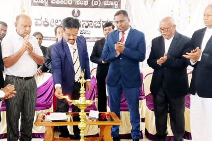 ಮಾನ್ವಿಯಲ್ಲಿ ವಕೀಲರ ದಿನಾಚರಣೆ ವಕೀಲರು ದೇಶದ ಕಾನೂನು ಹಾಗೂ ಸಂವಿಧಾನದ ಜ್ಞಾನ ಹೊಂದುವುದು ಅಗತ್ಯ- ನ್ಯಾ. ಶಿವರಾಜ ವಿ.ಸಿದ್ದೇಶ್ವರ