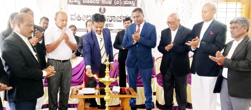 ಮಾನ್ವಿಯಲ್ಲಿ ವಕೀಲರ ದಿನಾಚರಣೆ ವಕೀಲರು ದೇಶದ ಕಾನೂನು ಹಾಗೂ ಸಂವಿಧಾನದ ಜ್ಞಾನ ಹೊಂದುವುದು ಅಗತ್ಯ- ನ್ಯಾ. ಶಿವರಾಜ ವಿ.ಸಿದ್ದೇಶ್ವರ