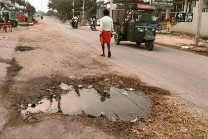 ವಾಹನ ಸವಾರರಿಗೆ ಗುಂಡಿಯೇ ಗಂಡಾಂತರ ರಸ್ತೆೆ ದುರಸ್ಥಿಿಗಿಲ್ಲ ಆಸಕ್ತಿಿ, ಗಾಢ ನಿದ್ರೆೆಗೆ ಜಾರಿದ ಲೋಕೋಪಯೋಗಿ ಇಲಾಖೆ