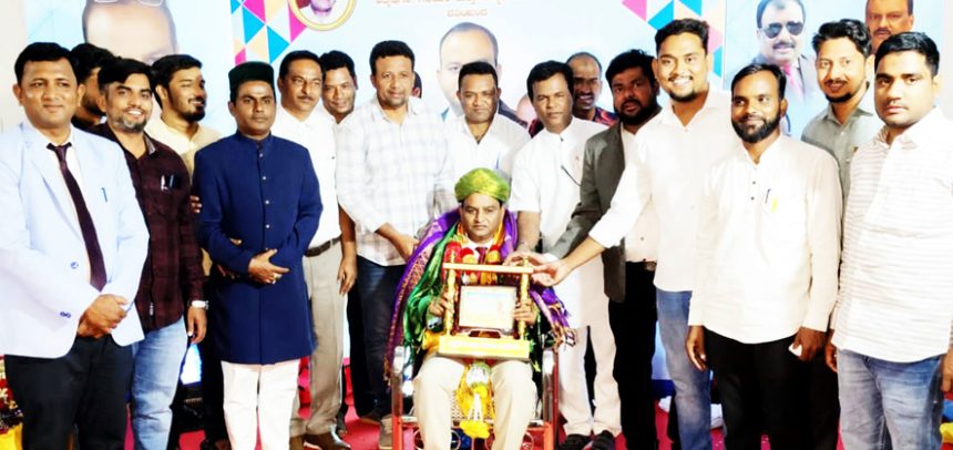 ಗೆಳೆಯರ ಬಳಗದಿಂದ ಅಭಿನಂದನಾ ಸಮಾರಂಭ ಯುವಕರ ವೃತ್ತಿ ಬದುಕಿಗೆ ಪ್ರಾಧ್ಯಾಪಕ ಸೈಯದ್ ಮಿನಾಜುಲ್ ಹಸನ್ ಪ್ರೇರಣೆ – ಡಾ.ರಝಾಕ್ ಉಸ್ತಾದ್