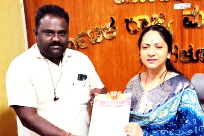 ಬಾಣಂತಿಯರ ಸರಣಿ ಸಾವು ಪ್ರಕರಣ : ಮಹಿಳಾ ಆಯೋಗದ ಅಧ್ಯಕ್ಷರಿಗೆ ಮಂಜುನಾಥ ಗಾಣಿಗೇರ್ ಒತ್ತಾಯ 25 ಲಕ್ಷ ರೂ. ಪರಿಹಾರಕ್ಕೆ ಮಹಿಳಾ ಆಯೋಗಕ್ಕೆ ಮನವಿ