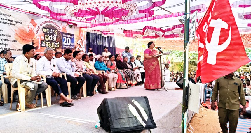 ಗ್ರಾ.ಪಂ. ನೌಕರರ ಜೊತೆ ಸಂಧಾನ ವಿಲ, ಮುಂದುವರೆದ ಧರಣಿ