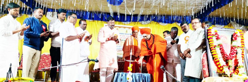 ಮಕ್ಕಳಿಗೆ ಜ್ಞಾನದ ಜತೆಗೆ ಸಂಸ್ಕಾರ ಕಲಿಸಿ : ಬಸವಲಿಂಗ ಸ್ವಾಮೀಜಿ