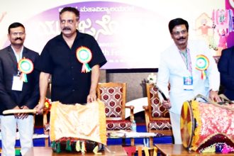 ಗುಲಬರ್ಗಾ ವಿವಿ ಅಂತರ ಮಹಾವಿದ್ಯಾಾಲಯ ಯುವಜನೋತ್ಸವಕ್ಕೆ ಚಾಲನೆ ಮೊಬೈಲ್ ಗೀಳಿನಿಂದ ಹೊರಬನ್ನಿ, ಸಾಮಾಜಿಕ ಜಾಲತಾಣಗಳ ಮೇಲೆ ಅವಲಂಬಿತರಾಗಬೇಡಿ – ಪ್ರಕಾಶ ರಾಜ್