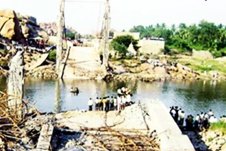 ಗುತ್ತೇದಾರ ಕಂಪನಿಯಿಂದ 5219 ಕೋ.ರೂ ಪರಿಹಾರಕ್ಕೆ ಅರ್ಜಿ : ತಳ್ಳಿ ಹಾಕಿದ ನ್ಯಾಯಾಲಯ ಆನೆಗೊಂದಿ ಸೇತುವೆ ಕುಸಿತ ಪ್ರಕರಣ; ದಂಡದಿಂದ ಪಾರಾದ ರಾಜ್ಯ ಸರಕಾರ