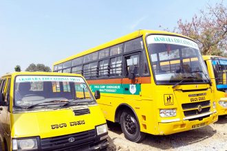 ಸಾರಿಗೆ ಇಲಾಖೆ ಅಧಿಕಾರಿಗಳ ದಾಳಿ ರಸ್ತೆ ಸುರಕ್ಷತಾ ನಿಯಮ ಪಾಲಿಸದ ಖಾಸಗಿ ಶಾಲಾ ವಾಹನಗಳ ವಶ