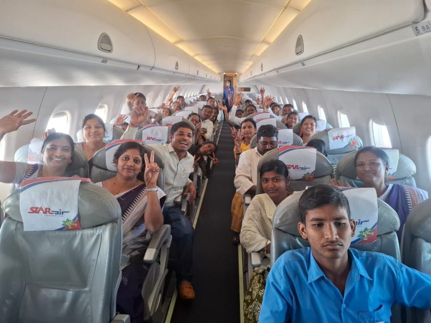 ಸರಕಾರಿ ಶಾಲೆಯ ಮಕ್ಕಳಿಗೆ ವಿಮಾನ ಯಾನ ಭಾಗ್ಯ ಕಲ್ಪಿಿಸಿದ ಮುಖ್ಯೋೋಪಾಧ್ಯಾಾಯ !!