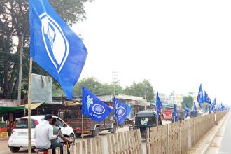 ಇಂದು ಸಂವಿಧಾನ ಜಾಗೃತಿ ಜಾಥಾ : ಎಲ್ಲೆಡೆ ರಾರಾಜಿಸುತ್ತಿರುವ ನೀಲಿ ಧ್ವಜಗಳು